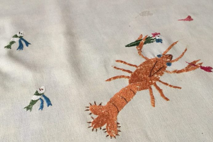 花束を持ったロブスターを刺繍したテーブルクロス