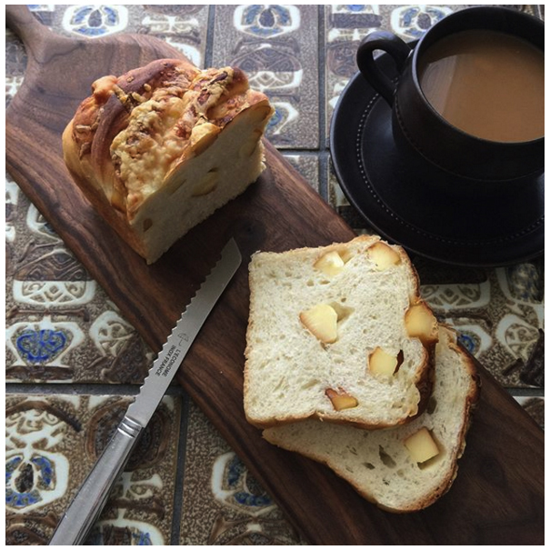 レコノム（L'econome）のトマトナイフでパンを切る