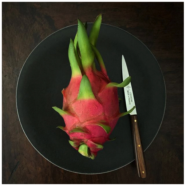 レコノム（L'econome）のペティナイフとドラゴンフルーツ