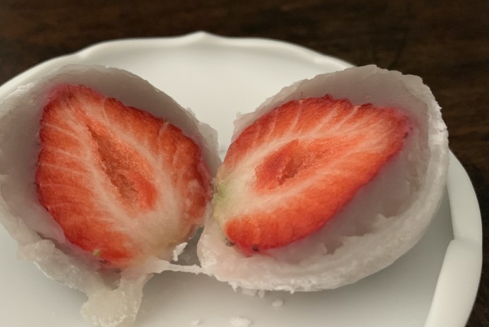 鈴懸の苺大福（器：木下和美）