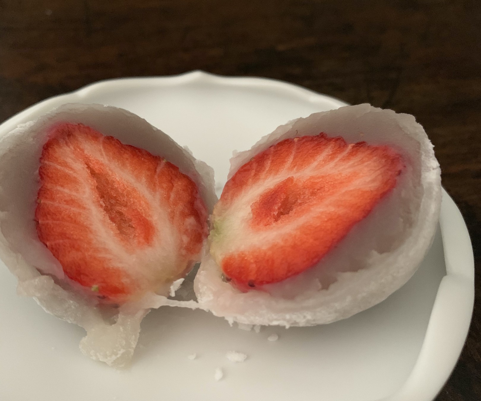 鈴懸の苺大福（器：木下和美）