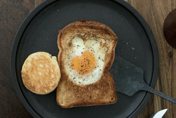 目玉焼きトースト（フライ返し：成田理俊、皿：山本拓也） Photo by Yoko Kadokawa