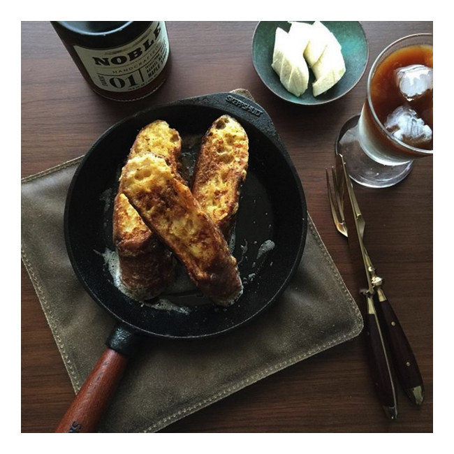 シェップスフルトの19cmフライパンと鈴木麻起子の青い小皿