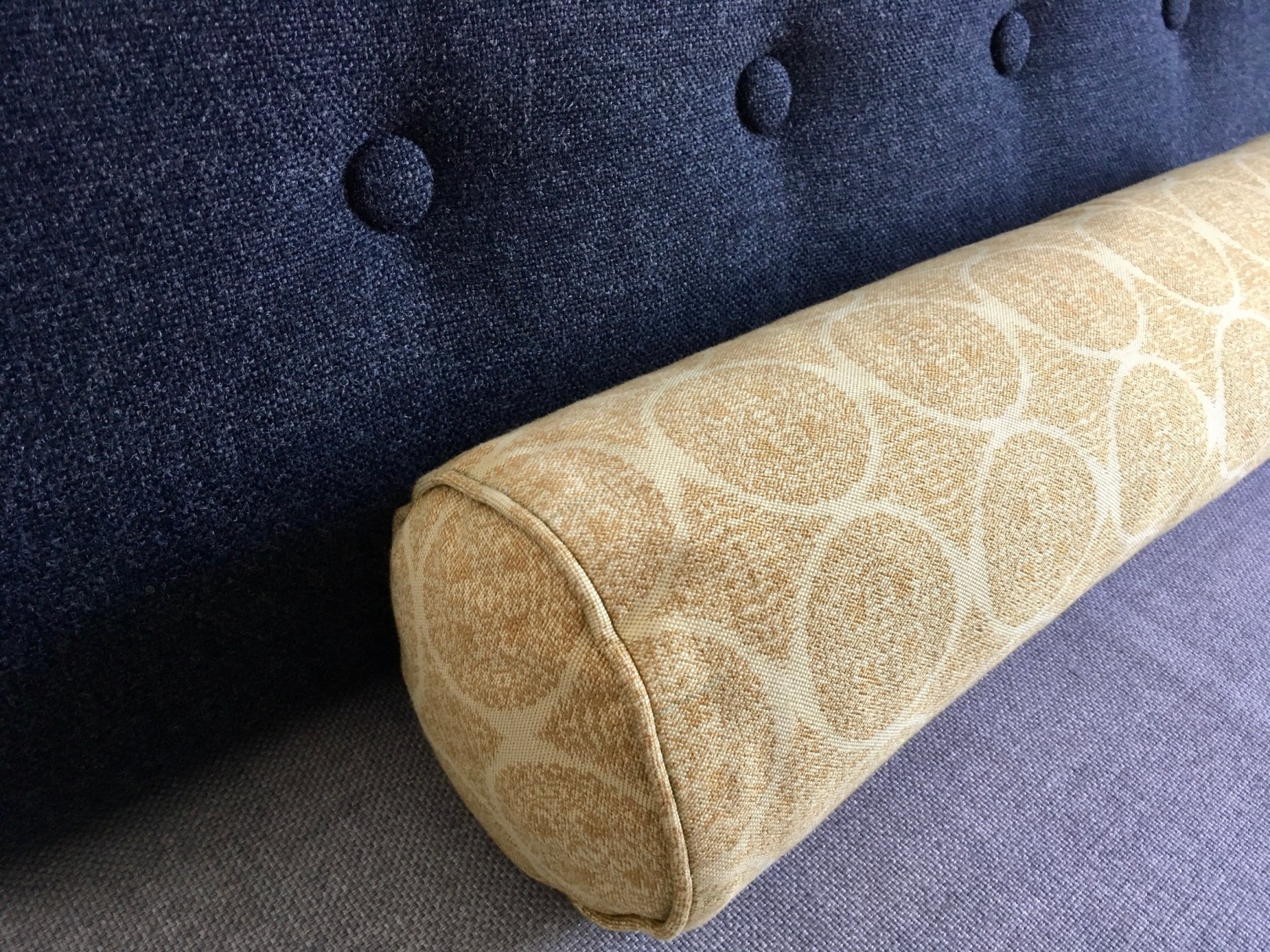 ボーエ・モーエンセン化した無印良品のソファベッドと龍村美術織物の布のカバーをつけた円柱型クッション