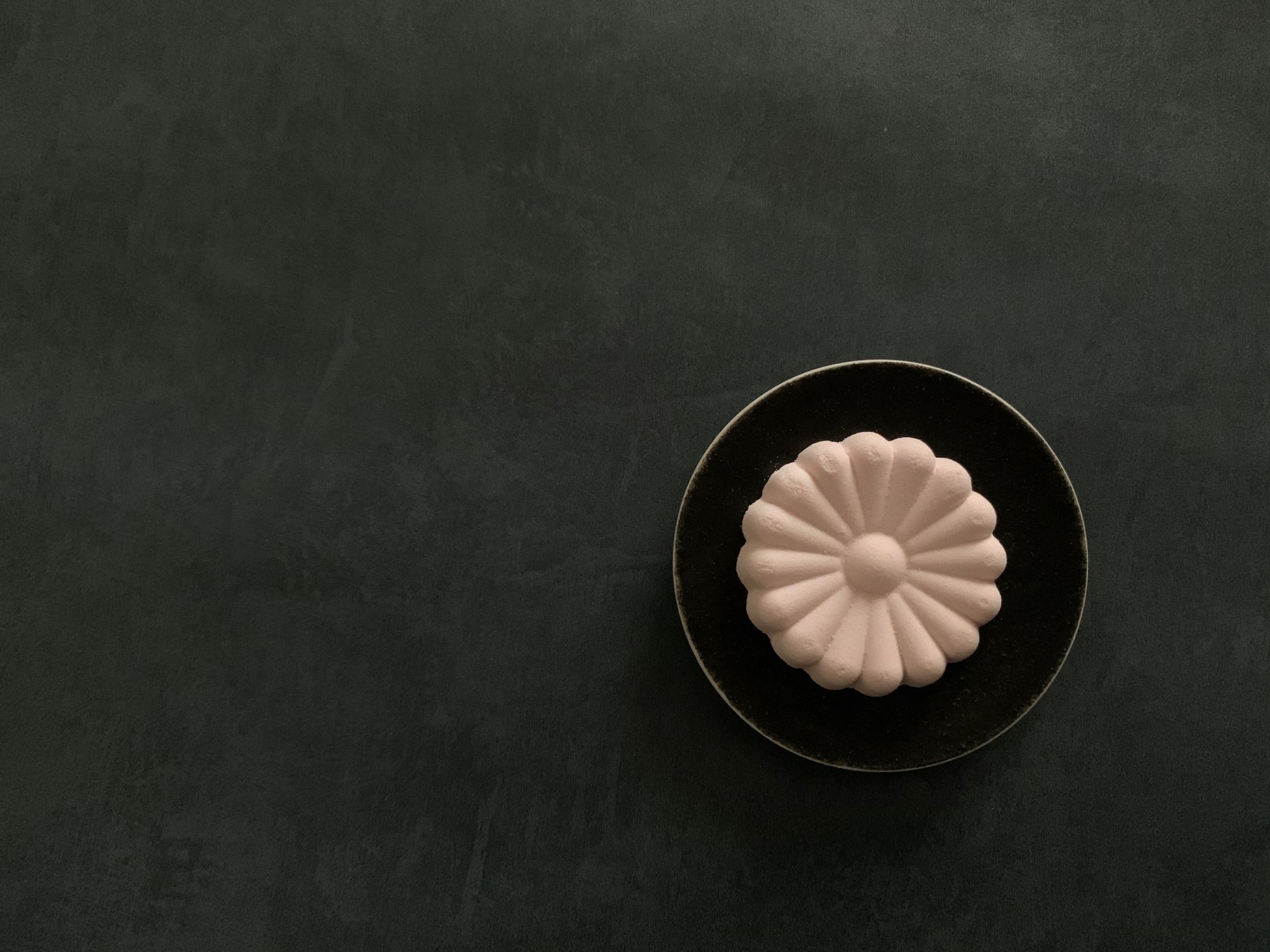 藤屋窓月堂　伊勢神宮土産の御干菓子を吉田直嗣さんの器に, Photo by Yoko Kadokawa