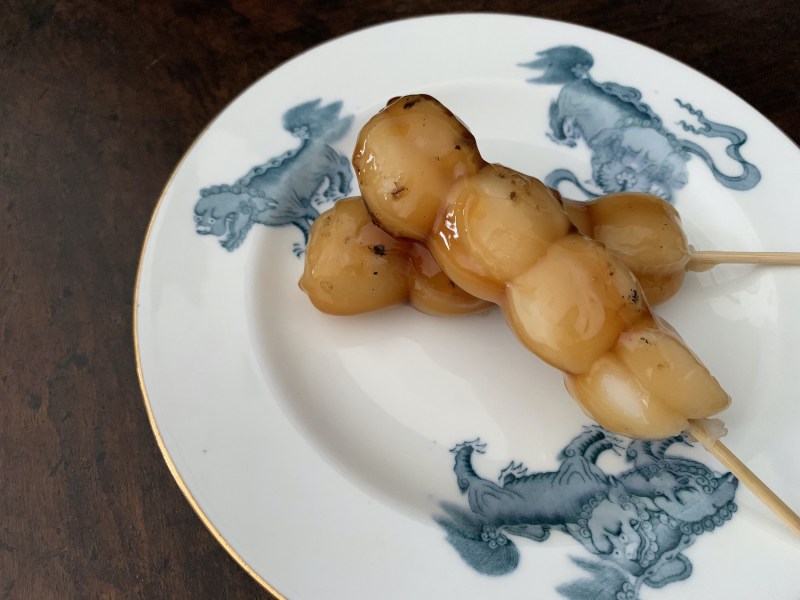 ヴィンテージのWEDGWOODの皿に乗せた喜田屋のみたらしだんご Photo by Yoko Kadokawa