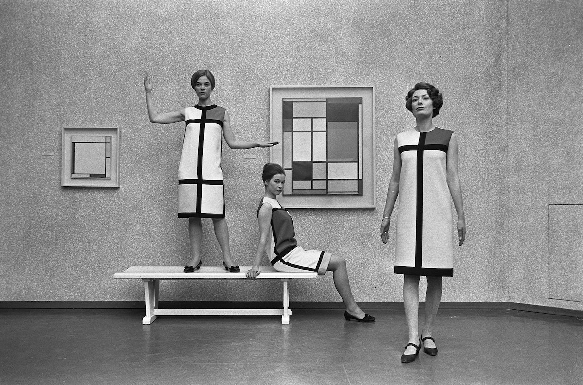 Mondriaanmode door Yves St Laurent (1966)（出典：Wikimedia Commons Author:Eric Koch / Anefo）