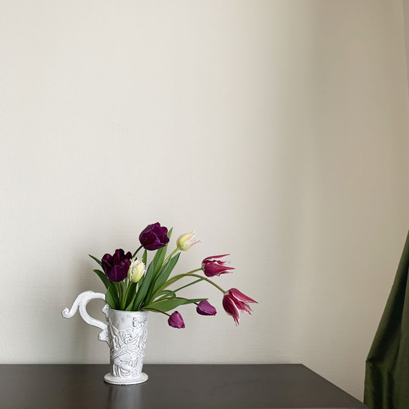 ルギャールの水差しに生けたチューリップ　Photo by Yoko Kadokawa