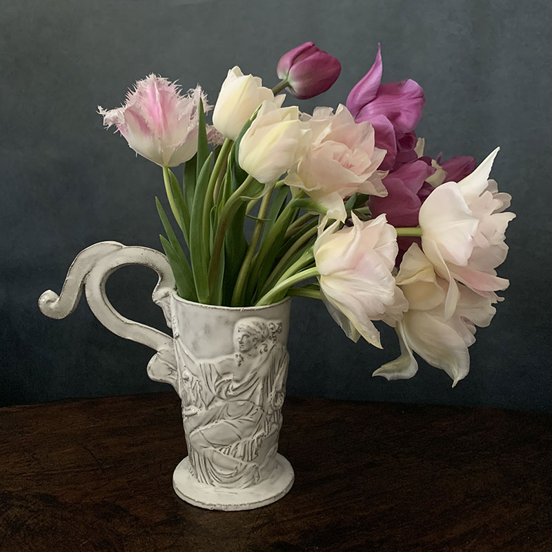 ルギャールの水差しに生けたチューリップ　Photo by Yoko Kadokawa