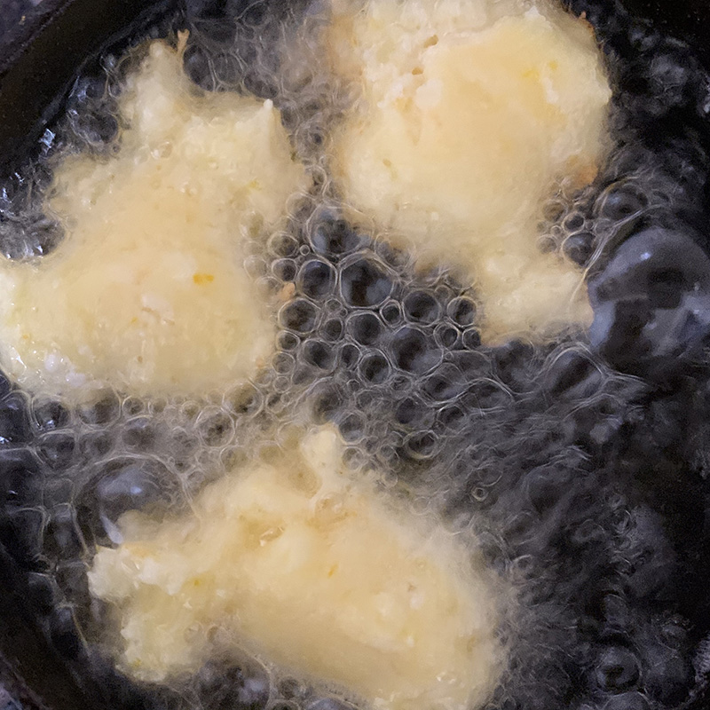 オレンジ風味のカスタニョーレ（油で揚げる）