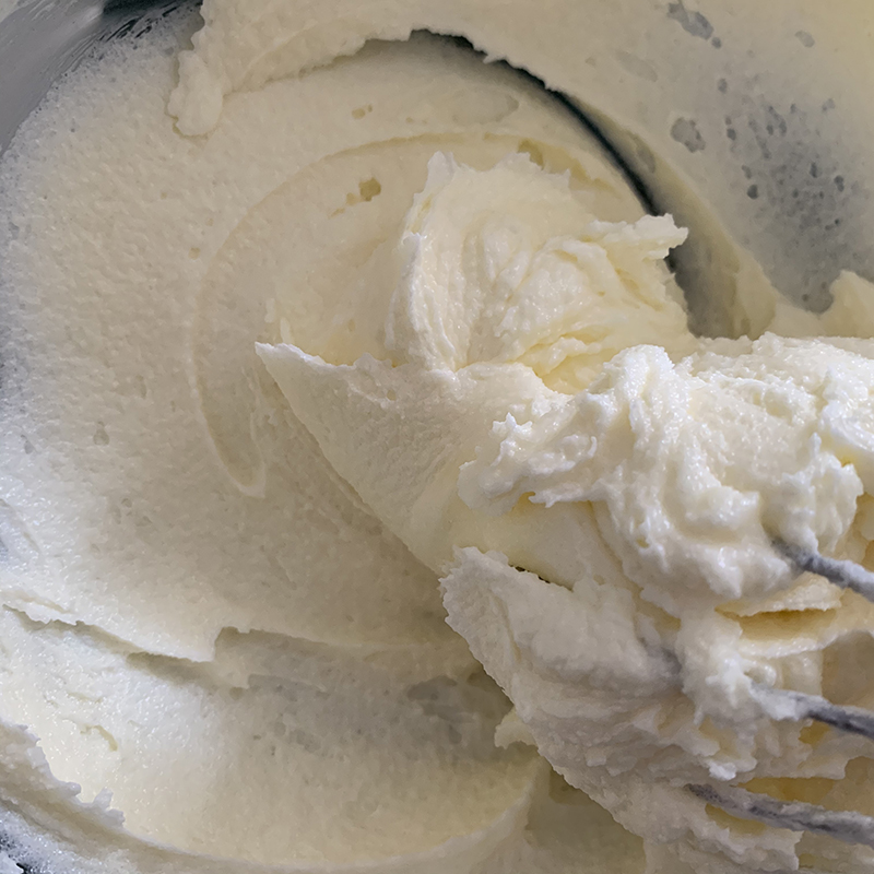 バターと砂糖を混ぜ合わせる