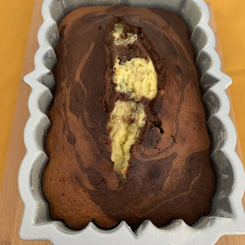 焼き上がったマーブルケーキ