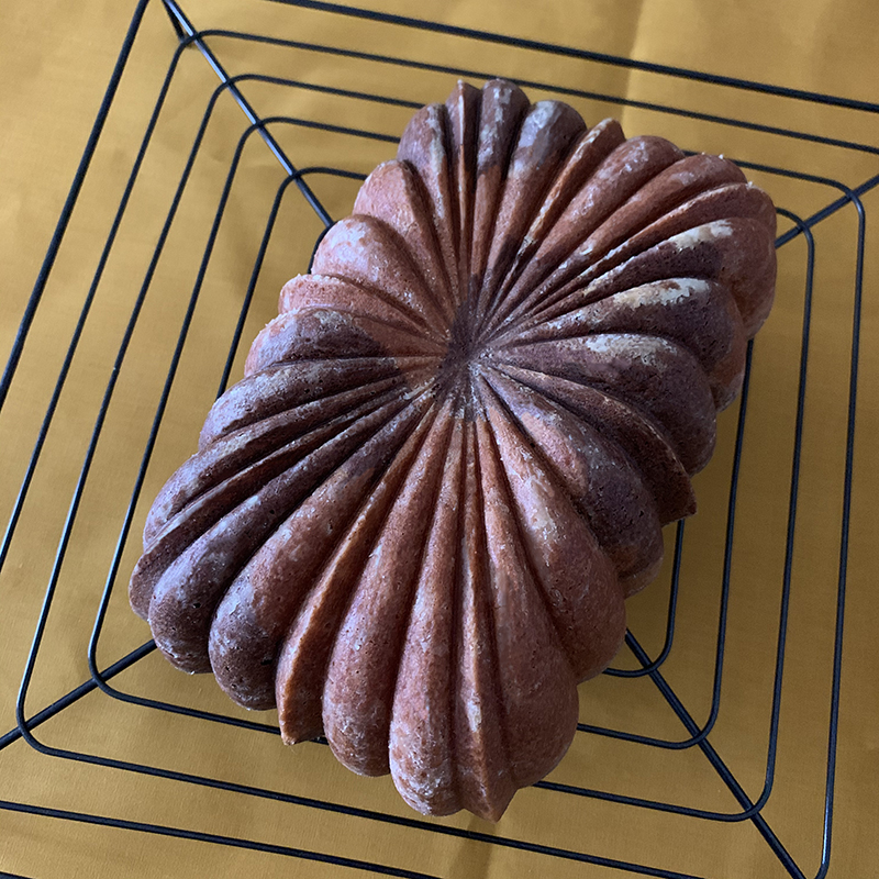 焼き上がったケーキを冷ます