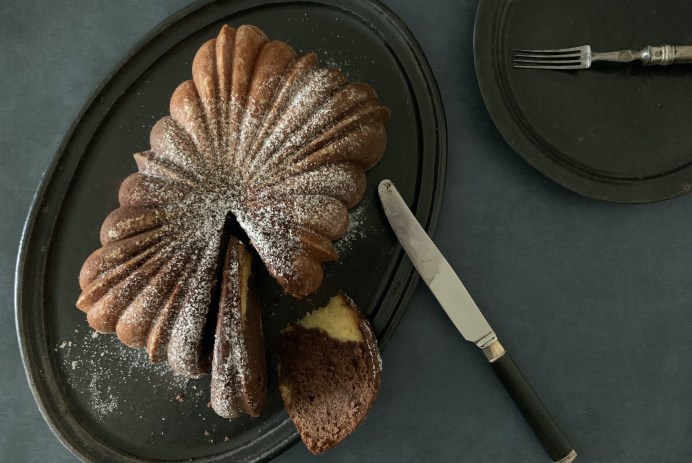 ノルディックウェアの型で焼いたマーブルケーキ、Photo by Yoko Kadokawa