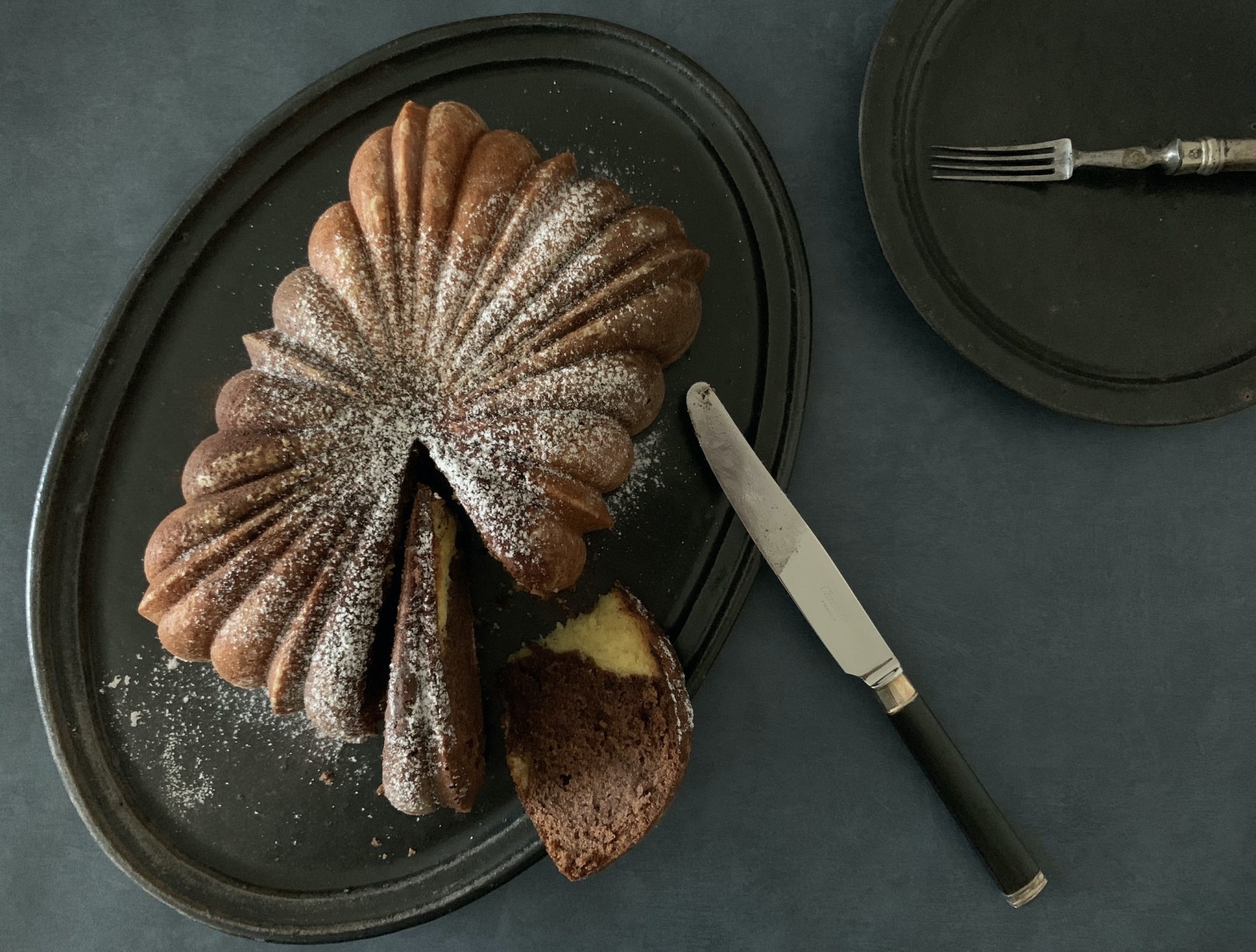 ノルディックウェアの型で焼いたマーブルケーキ、Photo by Yoko Kadokawa