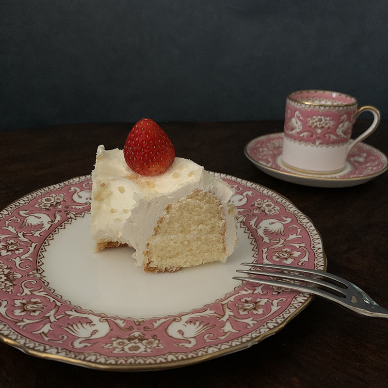 苺を乗せたユーハイムのフランクフルタークランツ