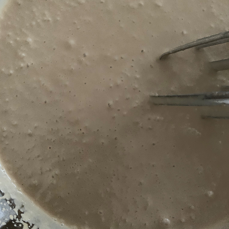 材料を全て混ぜて泡立てる