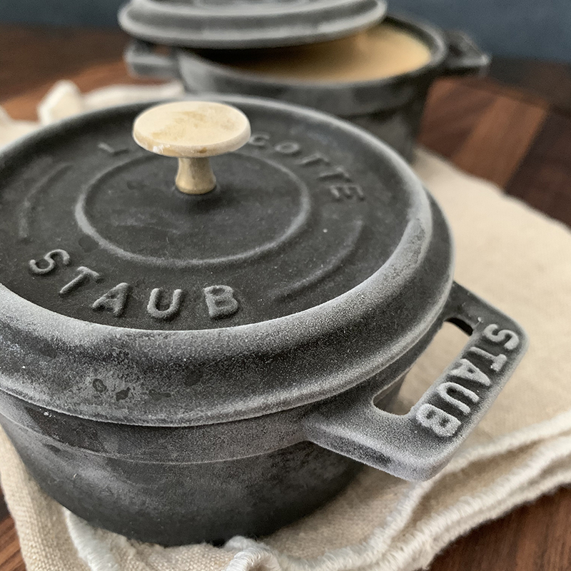 一晩凍らせたSTAUBミニココット入りのアイスクリーム