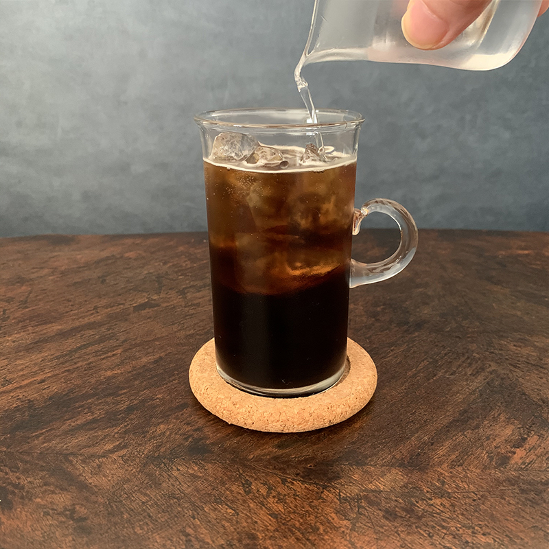 沖澤康平さん作ミニピッチャーに入れたシロップを垂らす