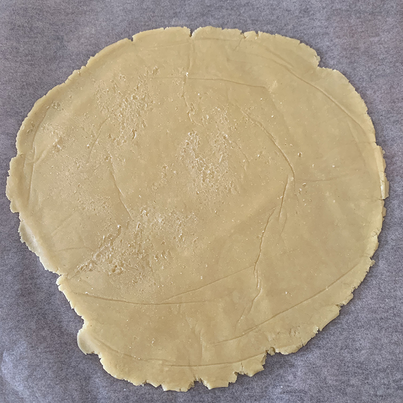 プラムのガレットの生地をのばす