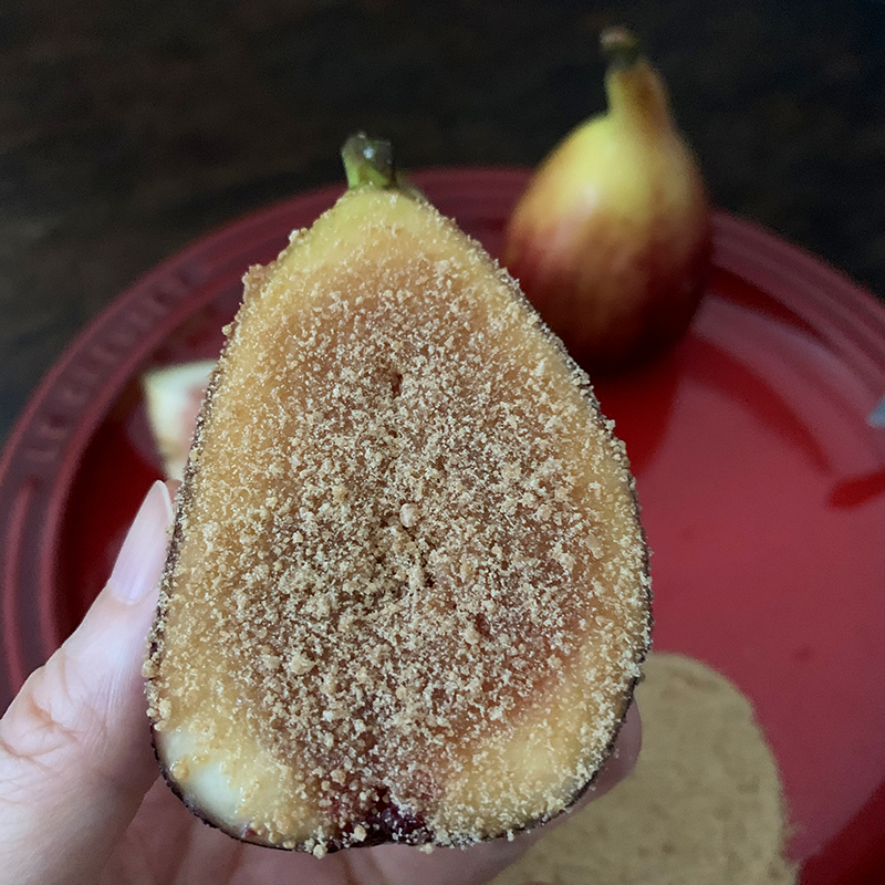 無花果の断面に砂糖をつける