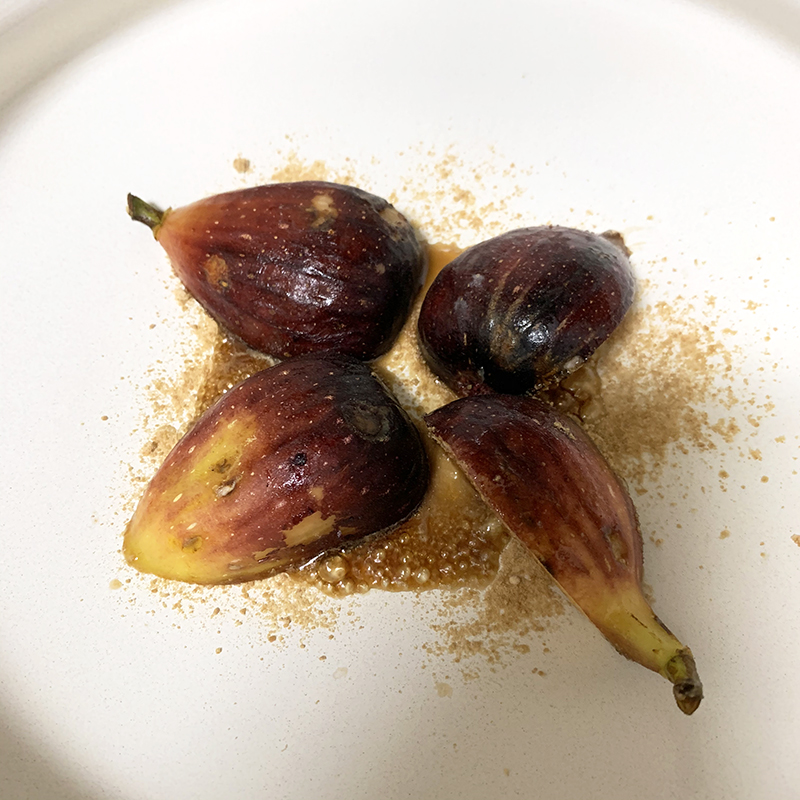 無花果の砂糖をつけた面を下にしてフライパンで焼く