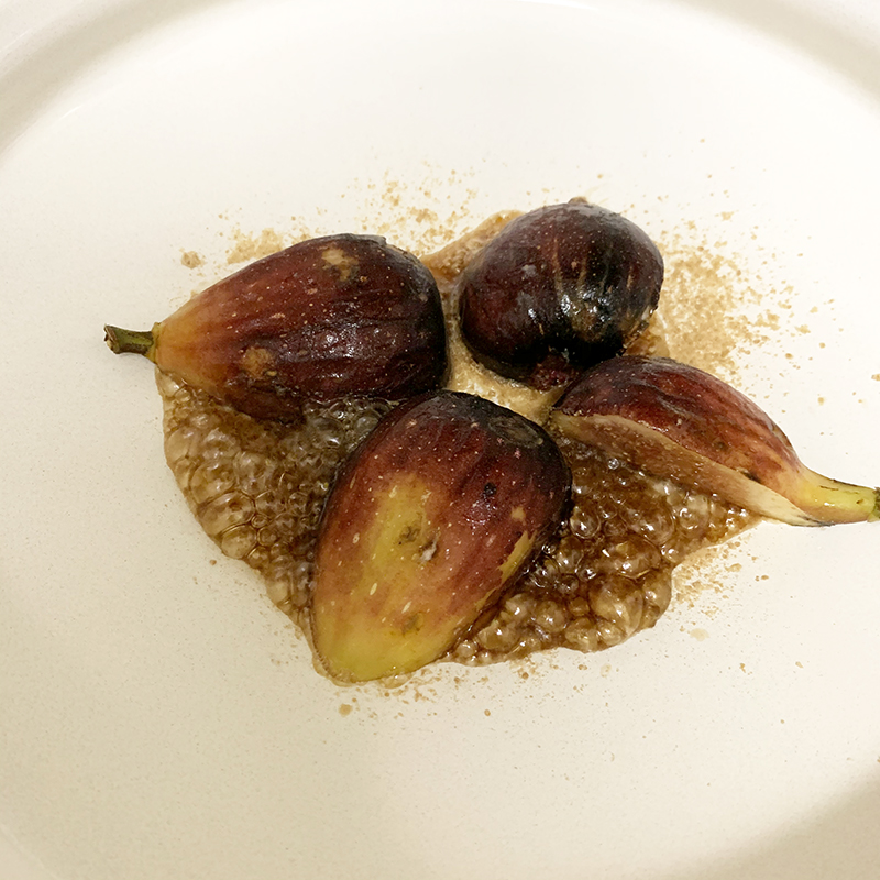 無花果の砂糖をつけた面を下にしてフライパンで焼く