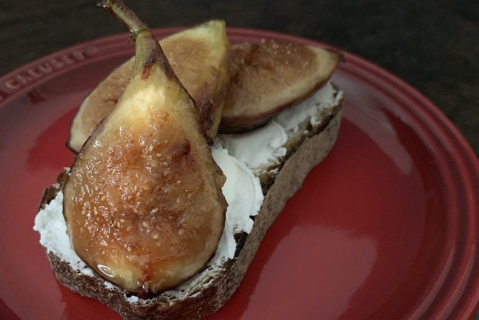 無花果とチーズとパン