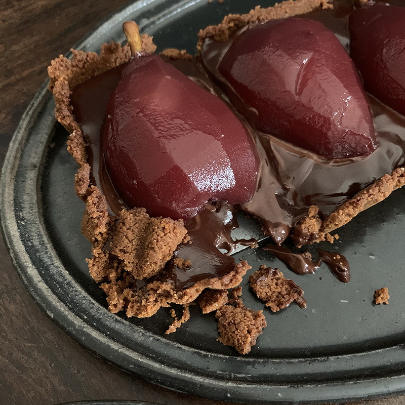 崩壊した洋梨コンポートのチョコタルト