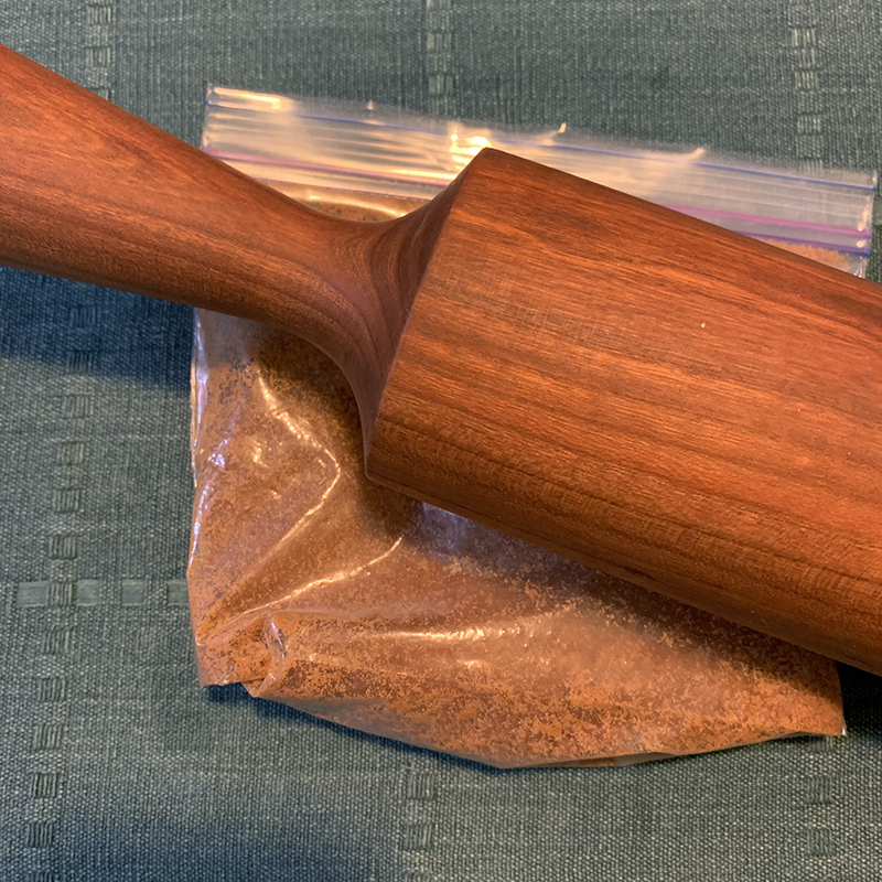 クッキーをビニール袋に入れて砕く