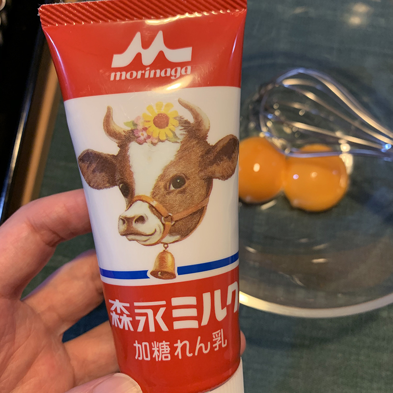 牛のマークのコンデンスミルク