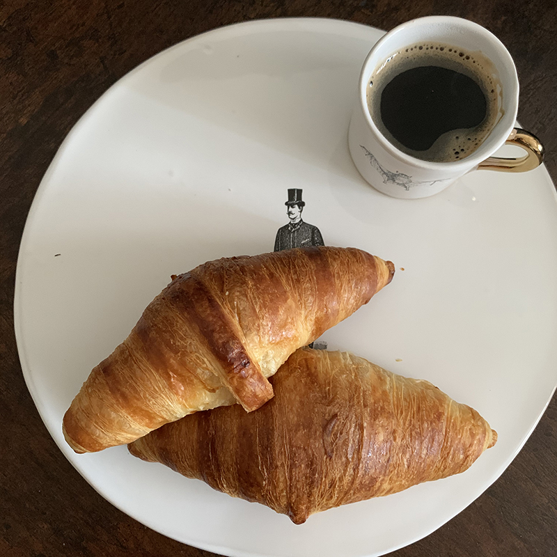 オスカーモンドのクロワッサンとコーヒー