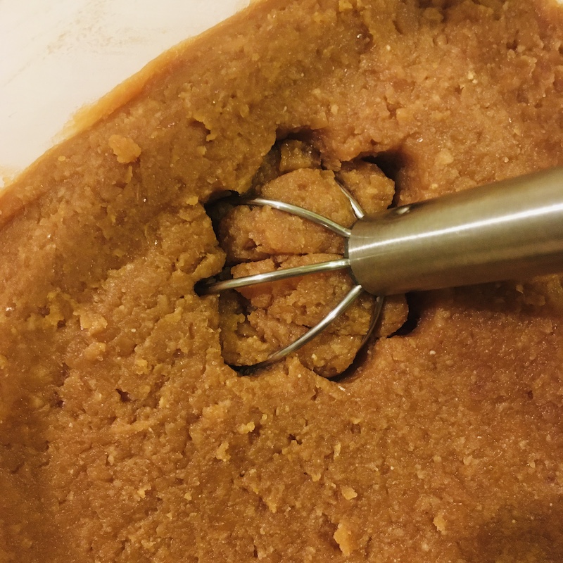 計量みそマドラーを味噌に突っ込む