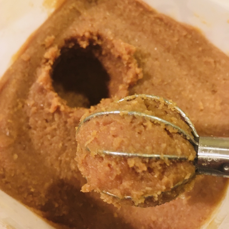 球状のカゴの中に味噌がとれる