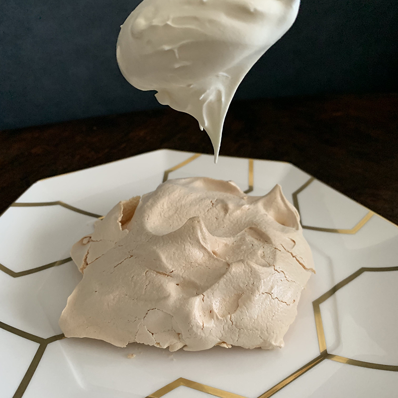 メレンゲにホイップクリームを乗せる