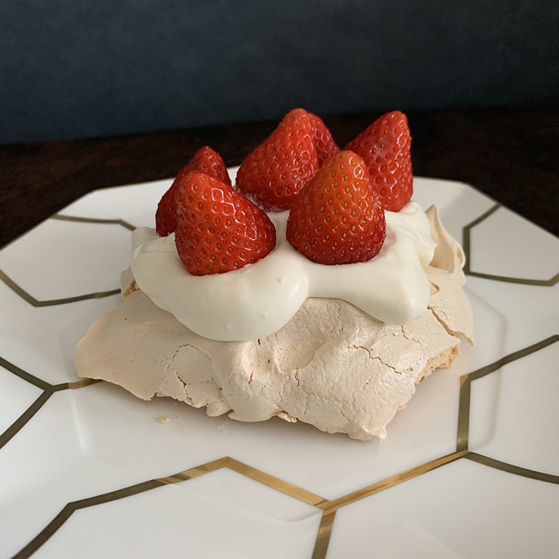 パブロヴァには苺もたっぷり乗せる