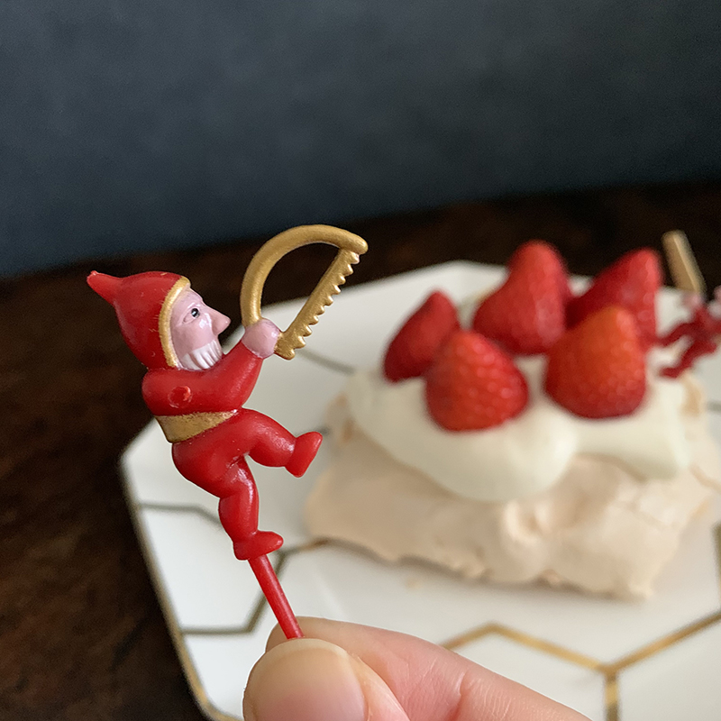 サンタの扮装をした木こり