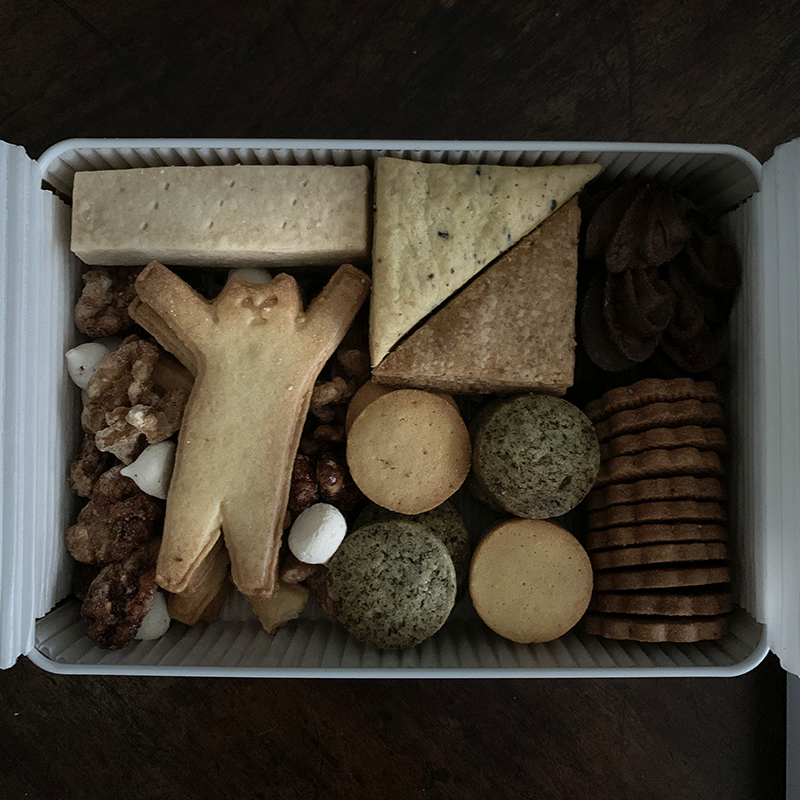 TT"のクッキー缶の蓋を開ける