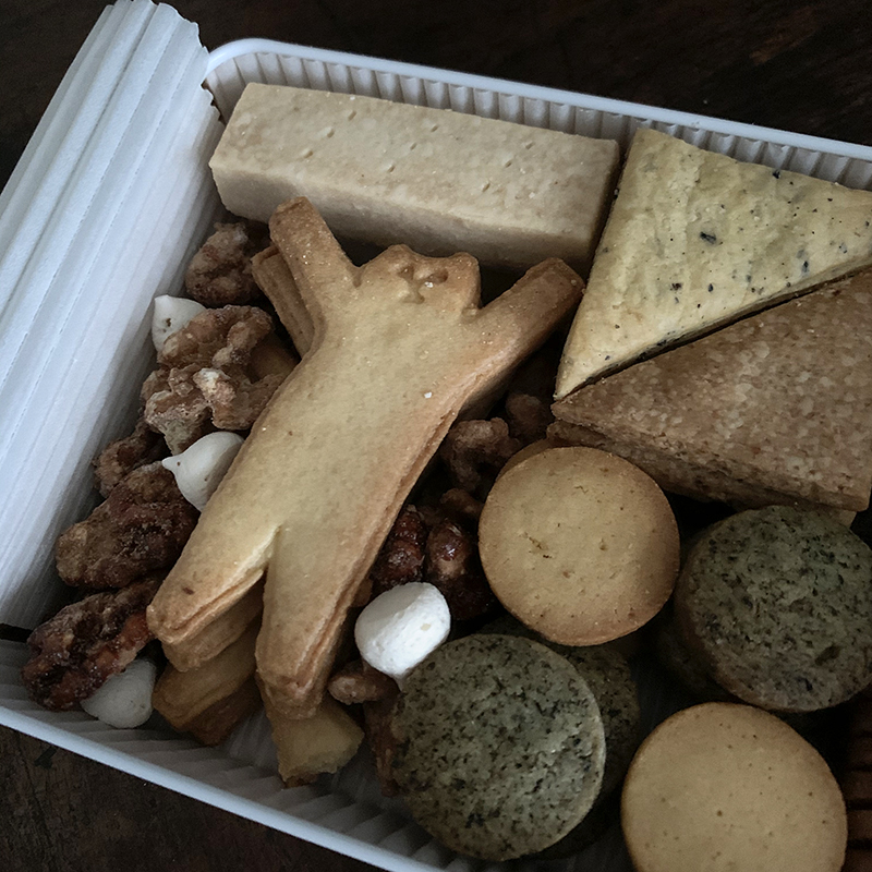 TT"のクッキー缶の蓋を開けるとあいつが居た！