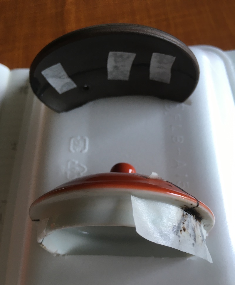 割れた急須の蓋をガラス用漆を使ってくっつける