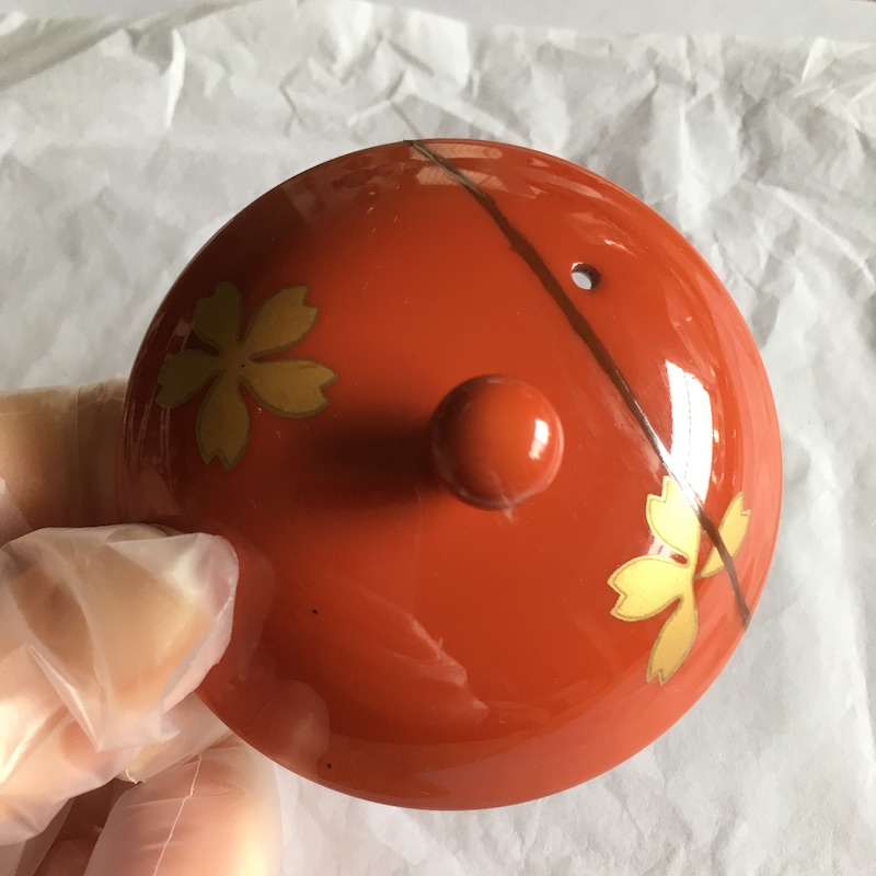 金を蒔く前に弁柄漆を薄く塗る