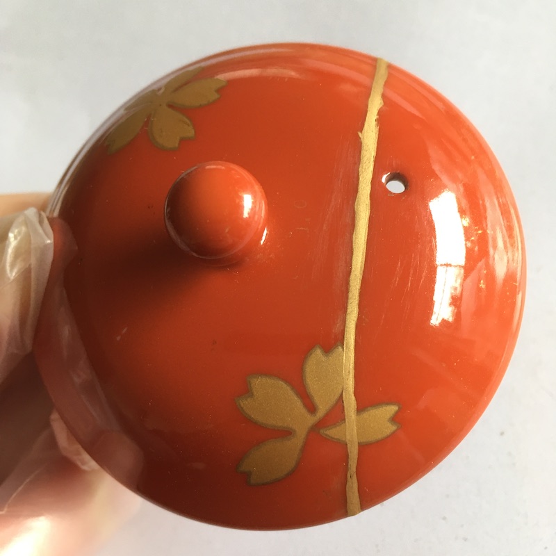 金を蒔いたばかりの蓋