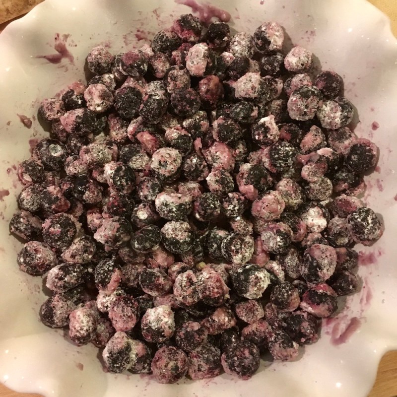 ブルーベリーに砂糖と小麦粉とシナモンをまぶす