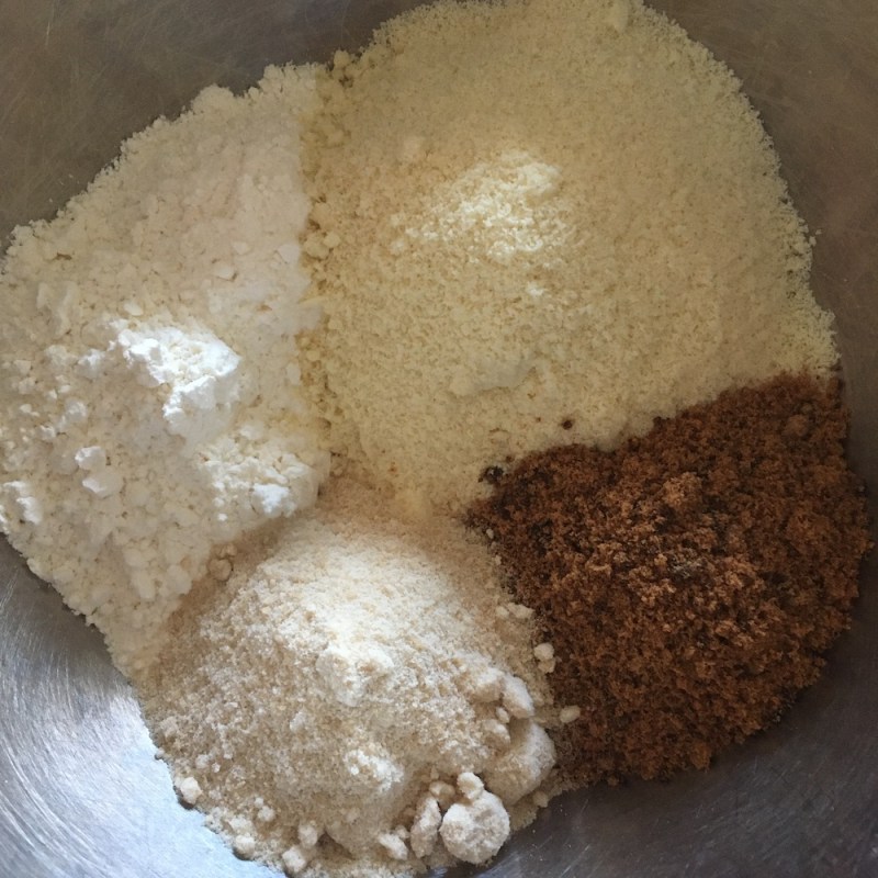 クランブルの材料をボウルに入れる