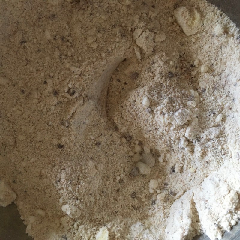 クランブルの材料（粉と砂糖）