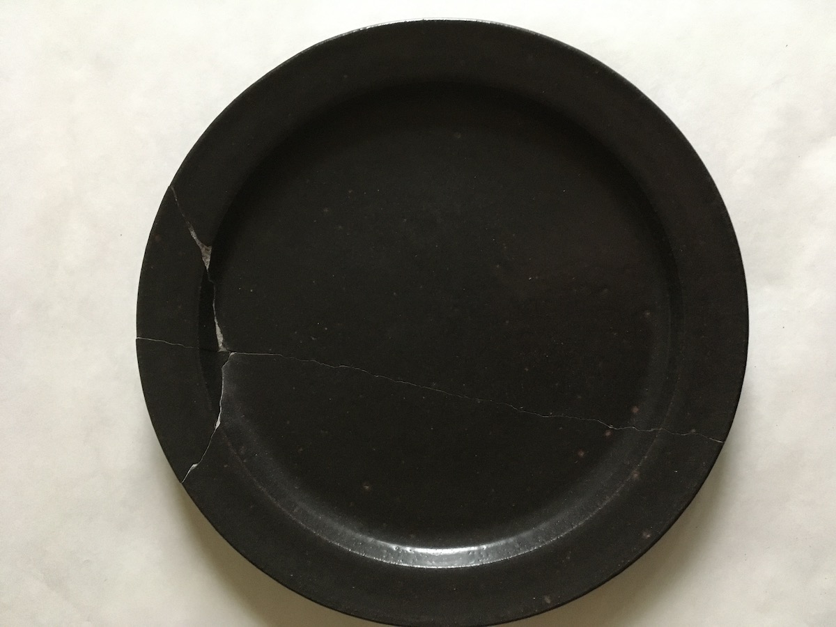 割れた吉田直嗣の皿