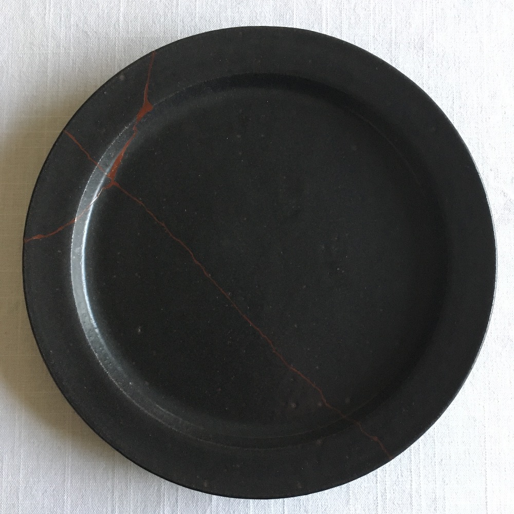 中塗りを終えた皿