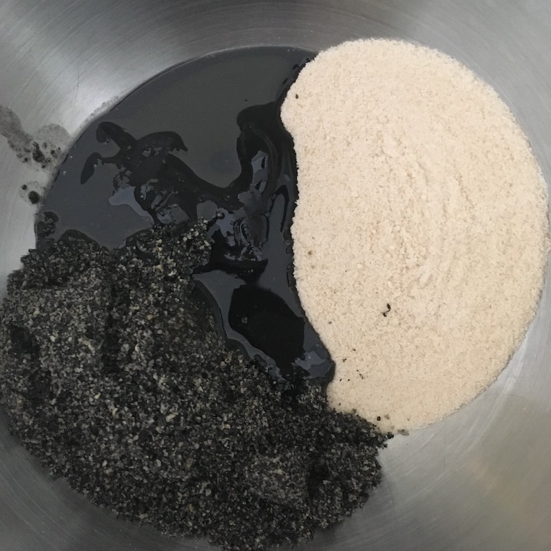 黒胡麻餡の材料を合わせる