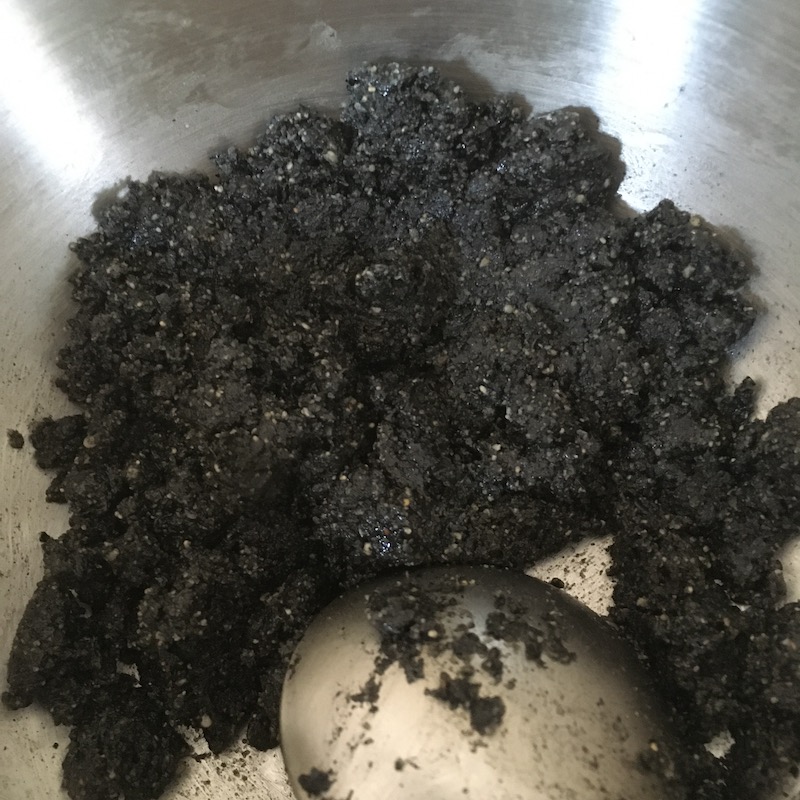 黒胡麻餡の材料をよく混ぜる