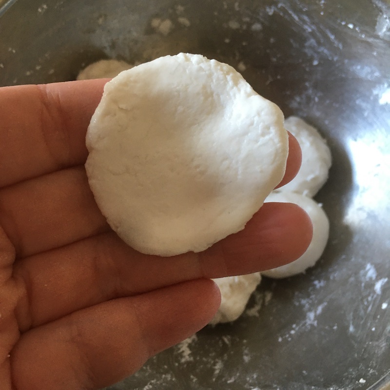 餡を白玉で包む